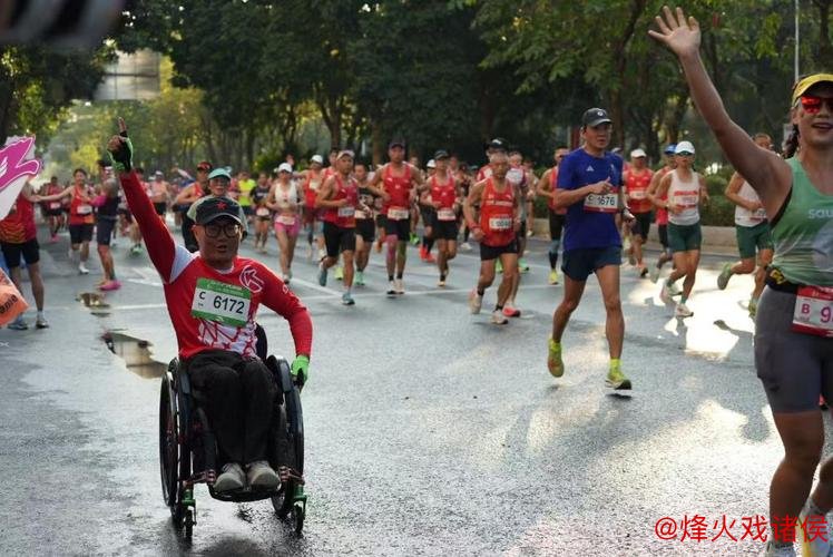 他坐着轮椅完成第95次马拉松挑战