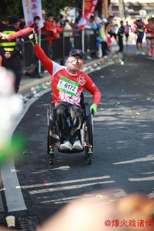 他坐着轮椅完成第95次马拉松挑战